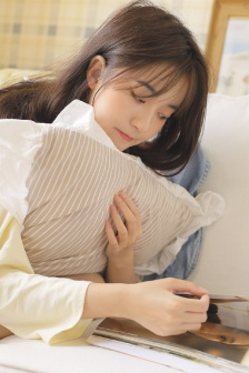 年轻的女老师在线观看